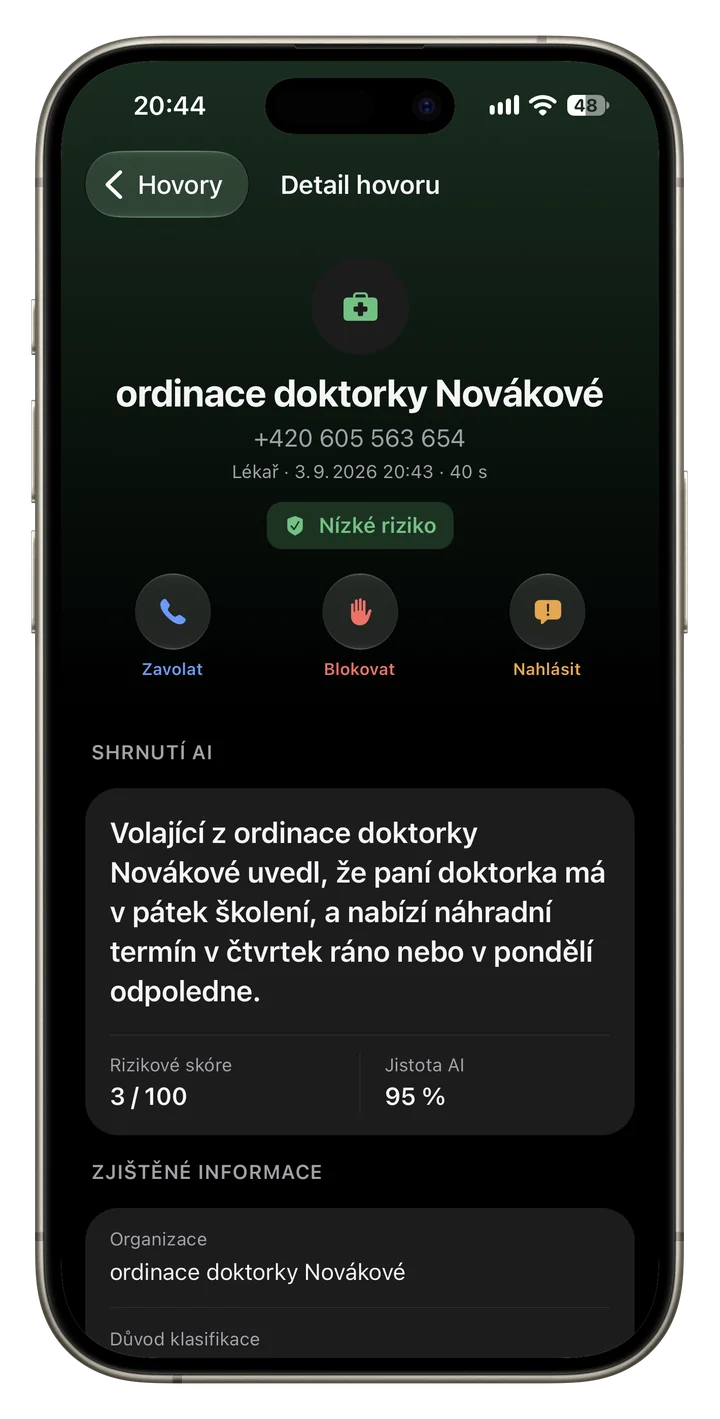 Detail prověřeného hovoru se shrnutím AI a hodnocením rizika
